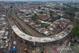 Foto udara suasana pembangunan Jembatan Layang Ciroyom di Bandung, Jawa Barat, Senin (27/11/2023). Jembatan Layang Ciroyom yang ditujukan untuk mendukung operasional Kereta Cepat Jakarta Bandung tersebut ditargetkan akan rampung pada akhir 2023 mendatang. ANTARA FOTO/Raisan Al Farisi/agr
