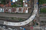 Foto udara proyek pembangunan Jembatan Layang Ciroyom di Bandung, Jawa Barat, Senin (27/11/2023). Jembatan Layang Ciroyom yang ditujukan untuk mendukung operasional Kereta Cepat Jakarta Bandung tersebut ditargetkan akan rampung pada akhir 2023 mendatang. ANTARA FOTO/Raisan Al Farisi/agr
