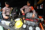 Polisi menyiapakan peralatan SAR saat Apel Gelar Pasukan dan Peralatan di Polrestabes Surabaya, Jawa Timur, Selasa (28/11/2023). Apel yang diikuti TNI, Polri dan jajaran Pemerintah Kota Surabaya itu menunjukkan kesiapan dalam penanggulangan bencana hidrometeorologi. Antara Jatim/Didik Suhartono.