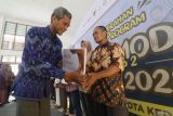 Warga secara simbolis menerima  Bantuan Modal Usaha (Banmod) 2023 tahap II di Kota Kediri, Jawa Timur, Selasa (28/11/2023). Pemerintah daerah setempat menyerahkan Banmod 2023 tahap II dari Dana Bagi Hasil Cukai Hasil Tembakau (DBHCHT) kepada 4.028 pelaku usaha masing-masing sebesar Rp2,4 juta. Antara Jatim/Prasetia Fauzani.