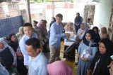 Tim Prabowo-Gibran berbagi makanan di awal kampanye perdana di Makassar