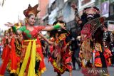 Seniman menampilkan tarian khas Banyuwangi saat Parade Budaya di Tabanan, Bali, Senin (27/11/2023). Parade budaya dalam rangka HUT ke-530 Kabupaten Tabanan itu diikuti oleh ribuan seniman yang menampilkan kekayaan seni budaya dari berbagai daerah di Indonesia. ANTARA FOTO/Fikri Yusuf/wsj.