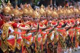 Seniman menampilkan tarian Jayaning Singasana AUM saat Parade Budaya di Tabanan, Bali, Senin (27/11/2023). Parade budaya dalam rangka HUT ke-530 Kabupaten Tabanan itu diikuti oleh ribuan seniman yang menampilkan kekayaan seni budaya dari berbagai daerah di Indonesia. ANTARA FOTO/Fikri Yusuf/wsj.