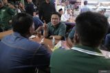 Calon Wakil Presiden nomer urut 1 Muhaimin Iskandar (tengah) berdialog dengan masyarakat nelayan Kenjeran saat berkampanye di Taman Bungkul, Surabaya, Jawa Timur, Selasa (28/11/2023). Dalam kampanye tersebut Muhaimin Iskandar menyapa warga dan berdialog dengan mayarakat nelayan di Kota Surabaya. Antara Jatim/Moch Asim.