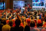 Calon Presiden nomor urut satu Anies Baswedan menyampaikan orasi saat melakukan kampanye di Grand Sudirman Ballroom, Bandung, Jawa Barat, Rabu (29/11/2023). Acara itu dihadiri ribuan relawan dari partai pengusungnya. ANTARA FOTO/Raisan Al Farisi/agr
