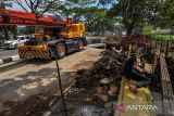 Warga terlelap di samping proyek antipasi banjir di Jalan Soekarno Hatta, Gedebage, Bandung, Jawa Barat, Rabu (29/11/2023). Kementerian PUPR bersama Pemerintah Provinsi Jawa Barat melakukan berbagai langkah untuk mengantisipasi banjir di Kota Bandung pada musim hujan, salah satunya dengan melakukan perbaikan cross drain di Gedebage yang ditargetkan selesai pada akhir tahun 2023. ANTARA FOTO/Raisan Al Farisi/agr