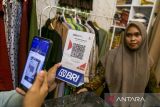 Pembeli memindai kode QRIS di Pasar Pelita, Kota Sukabumi, Jawa Barat, Rabu (29/11/2023). Bank Indonesia mencatat jumlah pengguna QRIS mencapai 43,44 juta dengan jumlah merchant QRIS mencapai 29,63 juta yang berasal dari usaha mikro, kecil dan menengah (UMKM) dan pengguna QRIS ditargetkan mencapai 45 juta pada Desember 2023. ANTARA FOTO/Henry Purba/agr
