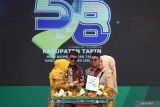 Gubernur Kalimantan Selatan Sahbirin Noor beserta istri (kiri) bersama Penjabat Bupati Tapin beserta istri potong nasi tumpeng dalam perayaan Hari Ulang Tahun (HUT) Kabupaten Tapin ke 58, Kamis (30/11/2023). Dalam perayaan tersebut beragam kemajuan daerah disampaikan misalnya terkait sektor pertanian, pendidikan, infrastruktur hingga industri. ANTARA/Muhammad Fauzi Fadilah