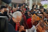Ganjar Pranowo disambut masyarakat Adat Timor saat tiba di Bandara El Tari Kupang