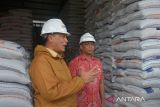 Direktur Utama Perum Bulog, Budi Waseso (kiri) didampingi Pemimpin Perum Bulog Kanwil Aceh,  Saldi (kanan) meninjau ketersediaan beras  di gudang penyimpanan , kabupaten Aceh Besar, Aceh, Jumat (1/12/2023). Perum Bulog mencatat serapan beras petani hingga November 2023 sebanyak 924.000 ton atau realisasinya baru mencapai sekitar  86 persen dari target 1,2 juta ton karena keterbatasan stok beras pada petani dan selain produksi padi menurun dampak dari elnino. ANTARA FOTO/Ampelsa.