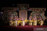 Sejumlah penari menampilkan Tari Rejang Ngenjet saat Parade Kesenian Klasik 2023 di Denpasar, Bali, Kamis (30/11/2023). Kegiatan yang digelar Pemkot Denpasar pada 30 November hingga 2 Desember 2023 tersebut sebagai ajang pembinaan dan pelestarian kesenian klasik serta mengembangkan kreativitas generasi muda sebagai pewaris seni budaya Bali agar tetap eksis di era globalisasi. ANTARA FOTO/Nyoman Hendra Wibowo/wsj.