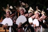 Sejumlah penari menampilkan Tari Legong Sang Hyang saat Parade Kesenian Klasik 2023 di Denpasar, Bali, Kamis (30/11/2023). Kegiatan yang digelar Pemkot Denpasar pada 30 November hingga 2 Desember 2023 tersebut sebagai ajang pembinaan dan pelestarian kesenian klasik serta mengembangkan kreativitas generasi muda sebagai pewaris seni budaya Bali agar tetap eksis di era globalisasi. ANTARA FOTO/Nyoman Hendra Wibowo/wsj.
