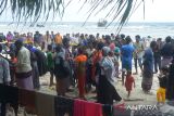 Sejumlah imigran etnis Rohinga kembali mendarat  di pantai desa  Ie Meule, kecamatan Suka Jaya, Pulau Sabang, Aceh, Sabtu (2/12/2023).  Sebanyak 139 imigran etnis Rohingya terdiri dari laki laki,  perempuan dewasa dan anak anak menumpang kapal kayu kembali mendarat di Pulau Sabang, sehingga total jumlah imigran di Aceh tercatat  sebanyak 1.223 orang. ANTARA FOTO/Ampelsa.