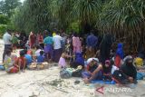 Sejumlah imigran etnis Rohinga kembali mendarat  di pantai desa  Ie Meule, kecamatan Suka Jaya, Pulau Sabang, Aceh, Sabtu (2/12/2023).  Sebanyak 139 imigran etnis Rohingya terdiri dari laki laki,  perempuan dewasa dan anak anak menumpang kapal kayu kembali mendarat di Pulau Sabang, sehingga total jumlah imigran di Aceh tercatat  sebanyak 1.223 orang. ANTARA FOTO/Ampelsa.