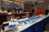 Petugas menghadirkan tiga tersangka dan barang bukti saat pemusnahan barang bukti narkoba di Badan Narkotika Nasional Provinsi (BNNP) Jawa Timur, Surabaya, Jawa Timur, Jumat (1/12/2023). BNNP Jawa Timur memusnahkan barang bukti narkoba jenis sabu seberat 1,4 kilogram yang disita dari tiga tersangka di dua lokasi yang berbeda. Antara Jatim/Didik Suhartono.