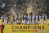 Pesepak bola Timnas Jerman dan ofisial tim mengangkat trofi juara Piala Dunia U-17 2023 usai mengalahkan Timnas Prancis pada laga final di Stadion Manahan, Solo, Jawa Tengah, Sabtu (2/12/2023). A