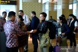 Petugas memeriksa tiket calon penumpang pesawat di area Terminal Keberangkatan Internasional Bandara Internasional I Gusti Ngurah Rai, Badung, Bali, Jumat (1/12/2023). Bandara Bali tercatat telah melayani sebanyak 17.769.651 orang penumpang domestik maupun internasional pada bulan Januari-Oktober 2023 atau tumbuh sebesar 86 persen jika dibandingkan dengan periode yang sama pada tahun lalu. ANTARA FOTO/Fikri Yusuf/wsj.
