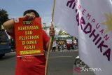 Buruh melakukan aksi simpatik memperingati Hari Anti Kekerasan terhadap Perempuan di Cicurug, Kabupaten Sukabumi, Jawa Barat, Minggu (3/12/2023). Aksi tersebut untuk meminta pemerintah memberikan hak-hak keselamatan bagi buruh perempuan. ANTARA FOTO/Henry Purba/agr
