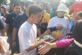 Gibran bagikan susu pada warga di Bundaran HI Jakarta