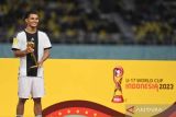 Pesepak bola Timnas Jerman Brunner Paris menerima penghargaan pemain terbaik Piala Dunia U-17 2023 di Stadion Manahan, Solo, Jawa Tengah, Sabtu (2/12/2023). ANTARA FOTO/Mohammad Ayudha/YU