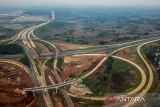 Foto udara proyek simpang susun Jalan Tol Jakarta-Cikampek II Selatan di Sadang, Kabupaten Purwakarta, Jawa Barat, Minggu (3/12/2023). Menteri PUPR Basuki Hadimuljono menyatakan Jalan Tol Jakarta Cikampek II Selatan akan difungsikan pada masa libur Natal 2023 dan Tahun Baru 2024 guna mengurai kemacetan yang kerap kali terjadi di ruas tol Jakarta Cikampek. ANTARA FOTO/Raisan Al Farisi/agr