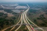 Foto udara proyek simpang susun Jalan Tol Jakarta-Cikampek II Selatan di Sadang, Kabupaten Purwakarta, Jawa Barat, Minggu (3/12/2023). Menteri PUPR Basuki Hadimuljono menyatakan Jalan Tol Jakarta Cikampek II Selatan akan difungsikan pada masa libur Natal 2023 dan Tahun Baru 2024 guna mengurai kemacetan yang kerap kali terjadi di ruas tol Jakarta Cikampek. ANTARA FOTO/Raisan Al Farisi/agr