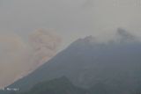 Gunung Merapi meluncurkan awan panas guguran ke arah dua sungai