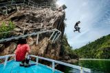 Sensasi cliff jumping di Pulau Sironjong Kecil Mandeh