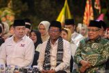 Calon wakil presiden nomor urut 3 Mahfud MD (tengah Mustasyar PBNU KH. Said Aqil Siroj (kanan) Ketua Umum Partai Persatuan Indonesia Hary Tanoesoedibjo (kiri) saat menghadiri Sholawat Persatuan Indonesia di Parkir Timur GOR Delta Sidoarjo, Jawa Timur, Sabtu (2/12/2023). Sholawat Persatuan Indonesia yang dihadiri ribuan warga tersebut bertujuan untuk menjaga persaudaraan dan persatuan menjelang Pilpres 2024. Antara Jatim/Umarul Faruq.