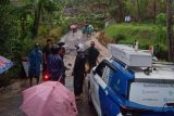 Petugas evakuasi keluarga terdampak tebing longsor di  Banyumas