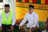 Calon wakil presiden nomor urut 1 Muhaimin Iskandar (kanan) didampingin Ketua DPW Aceh Partai Kebangkitan Bangsa (PKB)  Irmawan (kiri) saat berziarah ke makam ulama kharismatik Aceh Syeikh Abdurrauf Bin Ali Al-Fansury atau Teungku Syiah Kuala di Banda Aceh, Aceh, Selasa, (5/12/2023). ANTARA/Khalis Surry