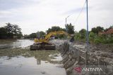 Operator alat berat mengeruk lumpur pada proyek normalisasi Sungai Bedahan di Indramayu, Jawa Barat, Selasa (5/12/2023). Normalisasi sungai tersebut dilakukan sebagai langkah antisipasi banjir yang kerap melanda akibat luapan air sungai saat musim hujan. ANTARA FOTO/Dedhez Anggara/agr