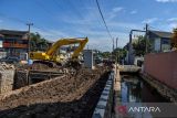 Pekerja mengoperasikan alat berat untuk menyelesaikan proyek pembangunan Kolam Retensi di Komplek Margahayu, Bandung, Jawa Barat, Selasa (5/12/2023). Pemerintah Kota Bandung membangun kolam retensi di Margahayu dengan daya tampung air sebanyak 2.339 meter kubik yang ditargetkan rampung pada akhir Desember mendatang guna mencegah banjir di wilayah tersebut. ANTARA FOTO/Raisan Al Farisi/agr