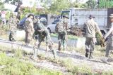 TNI membersihkan sampah di Pasar Renteng Lombok Tengah