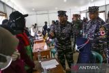 Kepala Staf TNI Angkatan Laut Laksamana TNI Muhammad Ali (tengah) berdialog dengan tenaga kesehatan dan warga saat Bakti Sosial di Desa Cibulakan, Cugenang, Kabupaten Cianjur, Jawa Barat, Kamis (7/12/2023). Bakti sosial tersebut diisi dengan menyalurkan bantuan sembako, pengobatan gratis, makan bersama dan hiburan bagi 2.600 penyintas gempa bumi Cianjur. ANTARA FOTO/Henry Purba/agr