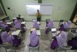 Siswa mengikuti pelajaran menggunakan laptop di SMP Pondok Pesantren Progresif Bumi Shalawat, Tulangan, Sidoarjo, Jawa Timur, Rabu (6/12/2023). Badan Pusat Statistik (BPS) mencatat Indeks Pembangunan Manusia (IPM) Jawa Timur pada semua dimensi, meliputi umur panjang dan hidup sehat, serta pendidikan, dan standar hidup layak per 1 Desember 2023 tercatat 74,65 atau meningkat 3,15 persen selama periode 2019 - 2023.
 Antara Jatim/Umarul Faruq.