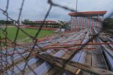 Pekerja membongkar besi bangunan Stadion H Dimurthala di Banda Aceh, Aceh, Kamis (7/12/2023). ANTARA/Khalis Surry