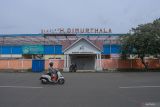 Warga melintas di depan Stadion H Dimurthala di Banda Aceh, Aceh, Kamis (7/12/2023). ANTARA/Khalis Surry)