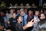 Ketua Umum Partai Solidaritas Indonesia (PSI) Kaesang Pangarep (tengah) berfoto dengan warga saat menghadiri konser Goyang Santuy Bareng Solidarity Bikers Indonesia (SBI) di kompleks Tugu Pahlawan, Surabaya, Jawa Timur, Rabu (6/12/2023). Konser yang dimeriahkan dengan penampilan sejumlah penyanyi seperti Difarina Indra, Mr Jono Joni, Irine Ghea serta bazar UMKM tersebut menjadi ajang berkumpulnya para komunitas motor sekaligus untuk mendukung ekonomi kreatif dan UMKM di Surabaya. Antara Jatim/Moch Asim.