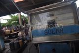 Petugas koperasi nelayan melakukan pengisian bahan bakar minyak (BBM) jenis solar di Stasiun Pengisian Bahan Bakar Umum Nelayan (SPBUN) di kawasan pelabuhan Baai, Kota Bengkulu, Bengkulu, Kamis (7/11/2023). Berdasarkan data PT Pertamina Patra Niaga jumlah SPBUN yang dapat diakses oleh seluruh nelayan dari Sabang sampai Merauke sebanyak 404 unit, sedangkan 64 unit dari total 468 unit SPBUN lainnya masih dalam tahap pembangunan. ANTARA FOTO/Muhammad Izfaldi/nz