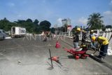 Sejumlah pekerja menyelesaikan proyek pembangunan jembatan Otto Iskandardinata (Otista) di Kota Bogor, Jawa Barat, Kamis (7/12/2023). Pembangunan jembatan Otista yang menggunakan anggaran dari bantuan Pemerintah Provinsi Jawa Barat sebesar Rp52,6 miliar dan menjadi jalan penghubung menuju Istana Kepresidenan Bogor tersebut telah memasuki tahap akhir yang mencapai 96 persen dengan target selesai pada pertengahan Desember 2023. ANTARA FOTO/Arif Firmansyah/nym.