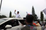 Calon wakil presiden nomor urut 1 Muhaimin Iskandar (kiri) menyapa kader setibanya di Bandara Kualanamu, Kabupaten Deli Serdang, Sumatera Utara, Jumat (8/12/2023). Muhaimin Iskandar memulai kampanye di Sumut dengan menyapa para kader, petani dan becak bermotor (betor) di Kabupaten Deli Serdang. ANTARA FOTO/Yudi/