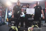 Wali Kota Bogor Bima Arya dan Dirut Perum LKBN Antara Akhmad Munir menyerahkan piala dan hadiah kepada Amira Dinda Azzahra (mahasiswa Universitas Brawijaya Malang Jatim) yang dinobatkan sebagai Juara I Lomba Presenter Tingkat Nasional Memperingati Foto bersama Wali Kota Bogor Bima Arya, Dirut Perum LKBN Antara Akhmad Munir berfoto bersama dengan para juara Lomba Presenter Tingkat Nasional Memperingati HUT ke-86 LKBN Antara, di Bogor, Jawa Barat, Sabtu (9/12/2023). (Foto: Antara/Arif Firmansyah).