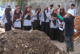 Petugas Yayasan KamiKita menjelaskan terkait pembuatan pupuk kompos kepada pelajar di lokasi pertanian perkotaan (urban farming) mereka, Banda Aceh, Aceh, Sabtu (9/12/2023). Pelatihan sistem urban farming bagi pelajar SMP se Kota Banda Aceh digelar dalam rangka memeriahkan HUT ke 86 Perum LKBN Antara sebagai upaya meningkatkan kesadaran sejak dini dalam menciptakan ketahanan pangan secara mandiri. ANTARA/Khalis Surry