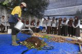 Petugas Yayasan KamiKita mempraktekkan cara pembuatan pupuk kompos di hadapan pelajar di Banda Aceh, Aceh, Sabtu (9/12/2023). Pelatihan sistem urban farming bagi pelajar SMP se Kota Banda Aceh digelar dalam rangka memeriahkan HUT ke 86 Perum LKBN Antara sebagai upaya meningkatkan kesadaran sejak dini dalam menciptakan ketahanan pangan secara mandiri. ANTARA/Khalis Surry