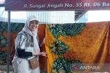 Galeri Terapung Sasirangan merupakan wadah kreativitas bagi para perajin kain batik khas Provinsi Kalimantan Selatan. Dulunya, Kain Sasirangan sebagai kain pakaian para raja Banjar. Galeri yang berlokasi di Kelurahan Sungai Jingah, Banjarmasin Utara, Kota Banjarmasin tersebut ditetapkan menjadi situs Geopark Pegunungan Meratus untuk rute Barat. (ANTARA/Latif Tohir)