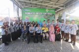 Foto bersama peserta program Rangers Muda Antara yang digagas Perum LKBN Antara Biro Aceh saat pembelajar pertanian perkotaan (urban farming) di Banda Aceh, Aceh, Sabtu (9/12/2023). Pelatihan sistem urban farming bagi pelajar SMP se Kota Banda Aceh digelar dalam rangka memeriahkan HUT ke 86 Perum LKBN Antara sebagai upaya meningkatkan kesadaran sejak dini dalam menciptakan ketahanan pangan secara mandiri. ANTARA/Khalis Surry