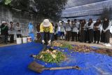 Petugas Yayasan KamiKita mempraktekkan cara pembuatan pupuk kompos di hadapan pelajar di Banda Aceh, Aceh, Sabtu (9/12/2023). Pelatihan sistem urban farming bagi pelajar SMP se Kota Banda Aceh digelar dalam rangka memeriahkan HUT ke 86 Perum LKBN Antara sebagai upaya meningkatkan kesadaran sejak dini dalam menciptakan ketahanan pangan secara mandiri. ANTARA/Khalis Surry