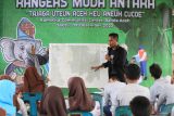 Koordinator CRU Sampoiniet Aceh Jaya Samsul Rizal saat member materi tentano hutan dan satwa gajah bagi Rangers Muda Antara lokasi urban farming KamiKita, Banda Aceh, Aceh, Sabtu (9/12/2023). Pelatihan sistem urban farming bagi pelajar SMP se Kota Banda Aceh digelar dalam rangka memeriahkan HUT ke 86 Perum LKBN Antara sebagai upaya meningkatkan kesadaran sejak dini dalam menciptakan ketahanan pangan secara mandiri. ANTARA/Khalis Surry