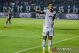 Pesepak bola Persik Kediri Renan Silva berselebrasi usai mencetak gol ke gawang Persib Bandung saat pertandingan lanjutan BRI Liga 1 di Stadion Gelora Bandung Lautan Api, Bandung, Jawa Barat, Minggu (10/12/2023). Persik Kediri berhasil mengalahkan tuan rumah Persib Bandung dengan skor akhir 2-0. ANTARA FOTO/Novrian Arbi/agr